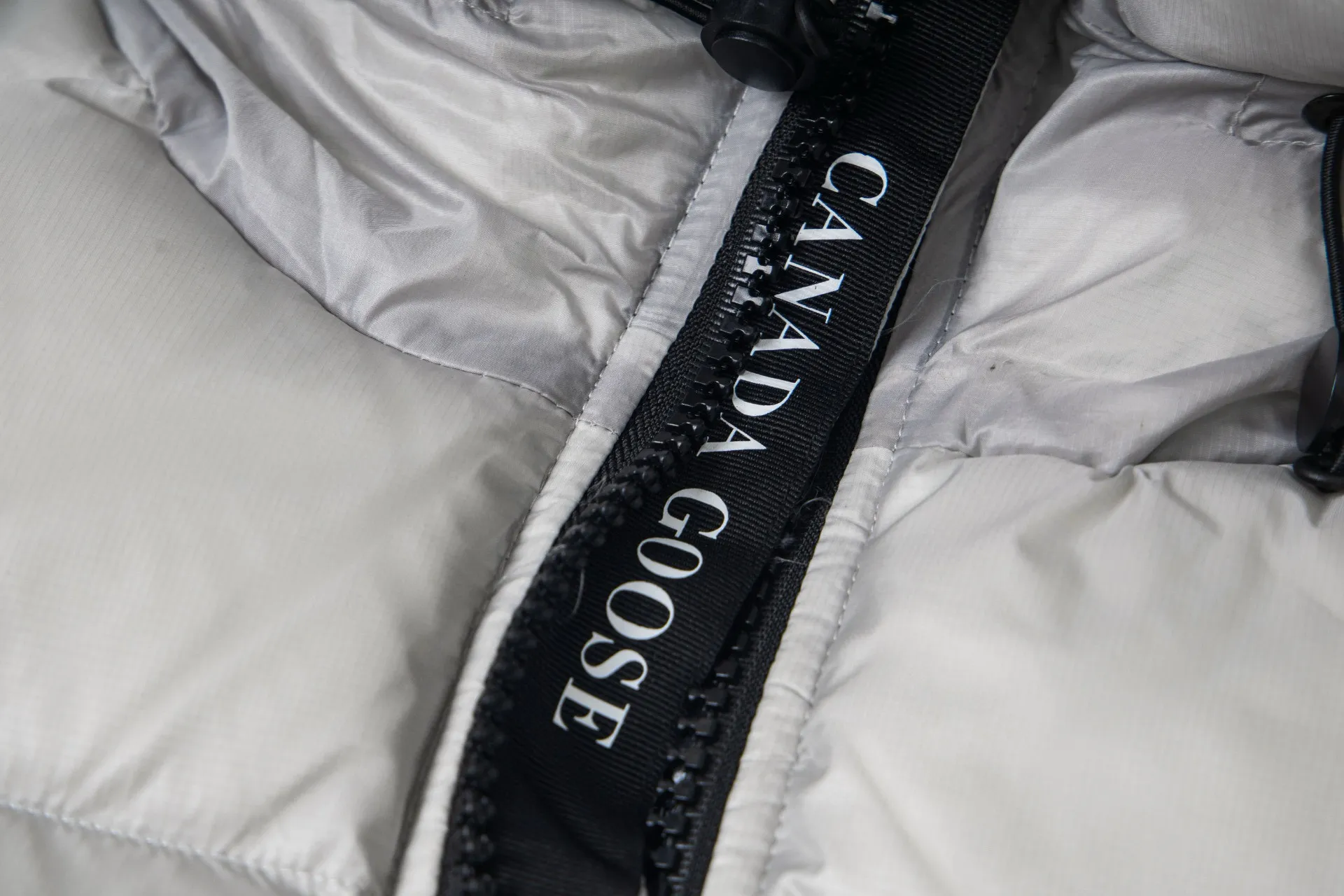 P780 Canada Goose New Puff Couple Style Hooded Down Jacket 1️⃣The fabric is made of recycled Feather-Light tear-resistant fabric, which is ultra-light and has no weight-bearing feeling on the upper body. The unique black label highlights the temperament. The interior is filled with white duck down, making the upper body very light and comfortable! 2️⃣It is very youthful and energetic, and can be easily worn by both men and women. It is very in line with the fashion aesthetic concepts of today's young people! 3️⃣ A full set of customized accessories, complete with three standards, same style for men and women, a must-have for couples. Size: S-XXL
